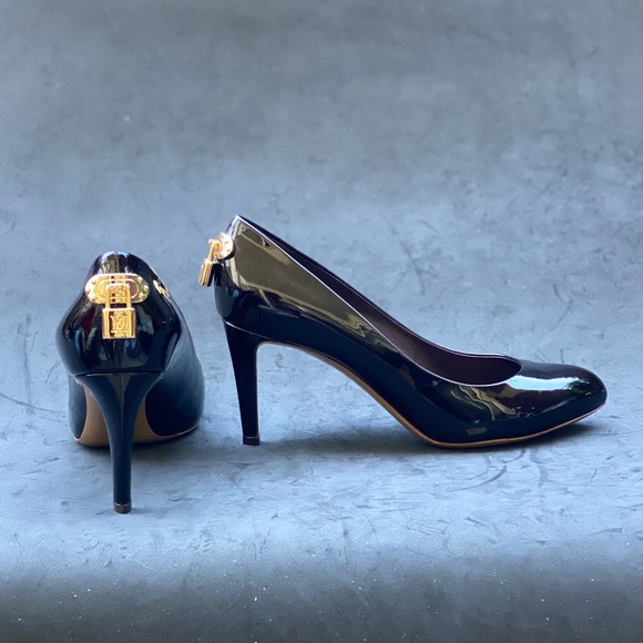 LOUIS VUITTON patent leather lock pumps - Picture 10 of 10